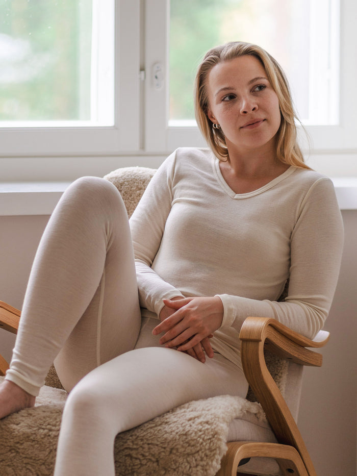 Naisten pitkähihainen aluspaita v-kaula-aukolla ja pitkät alushousut silkkivillaa, valkoinen