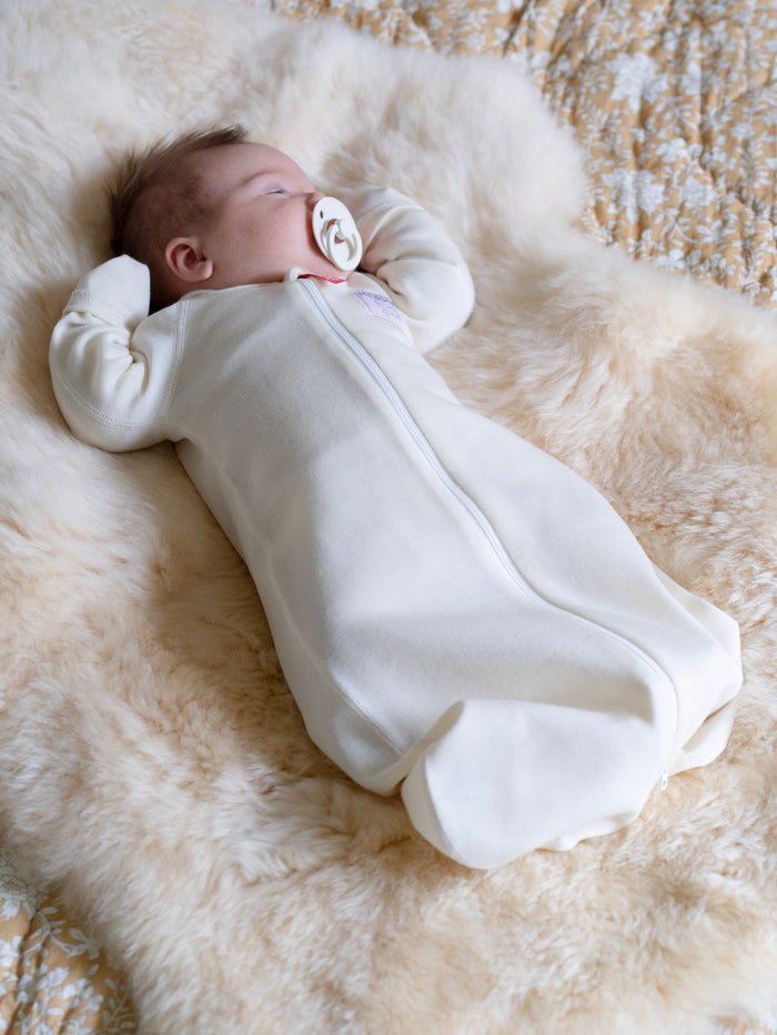 Ruskovilla hihallinen vauvan unipussi merinovillaa, valkoinen