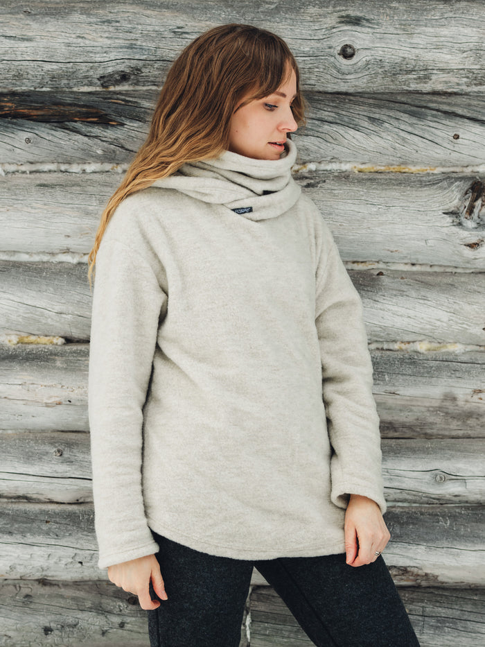 Ruskovillan villafleecehuppari dyyni, unisex, naisen päällä